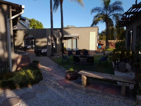 Bush Pillow Guest House Otjiwarongo Bagian luar foto