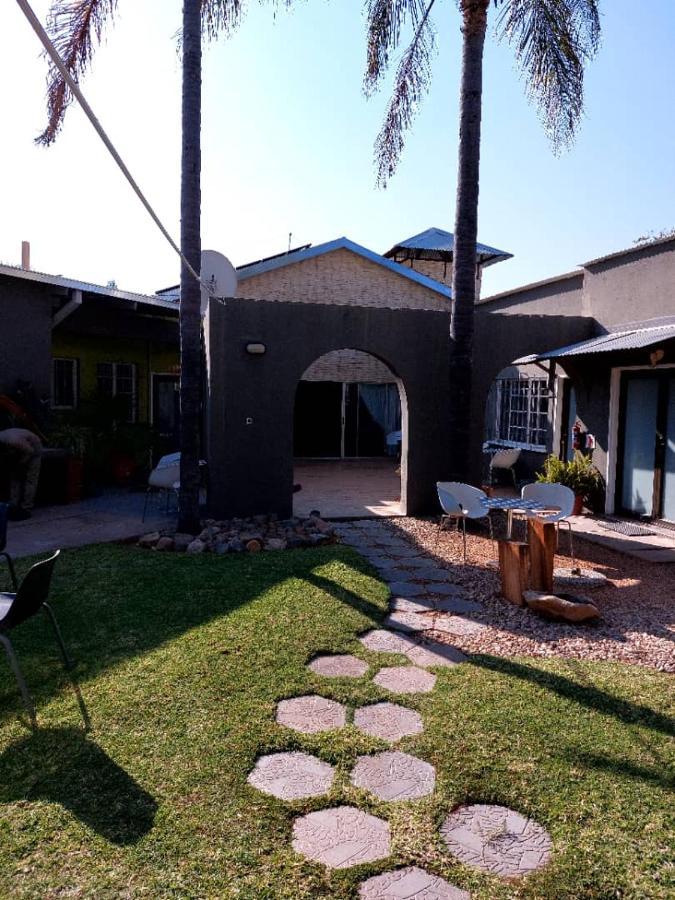 Bush Pillow Guest House Otjiwarongo Bagian luar foto