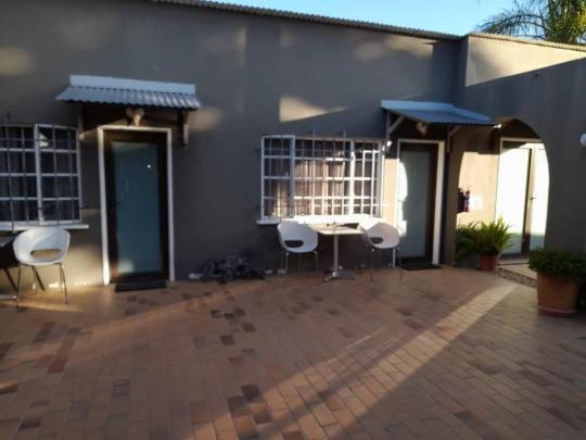 Bush Pillow Guest House Otjiwarongo Bagian luar foto
