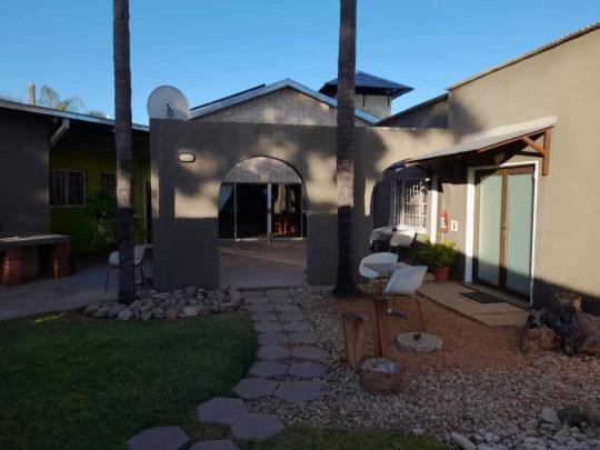 Bush Pillow Guest House Otjiwarongo Bagian luar foto