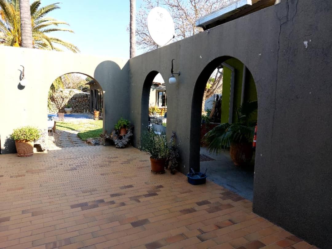 Bush Pillow Guest House Otjiwarongo Bagian luar foto