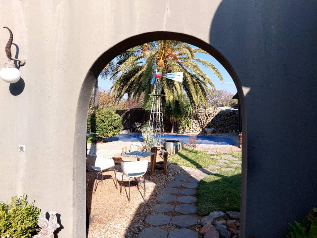 Bush Pillow Guest House Otjiwarongo Bagian luar foto