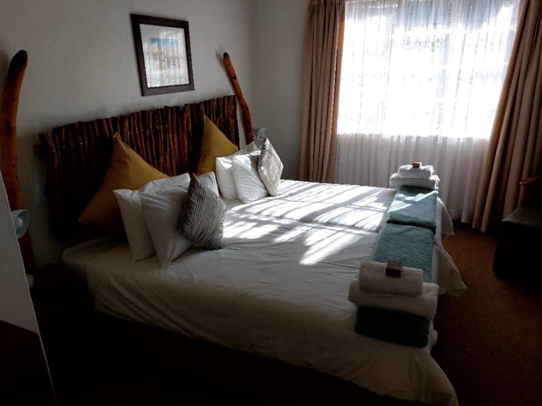 Bush Pillow Guest House Otjiwarongo Bagian luar foto