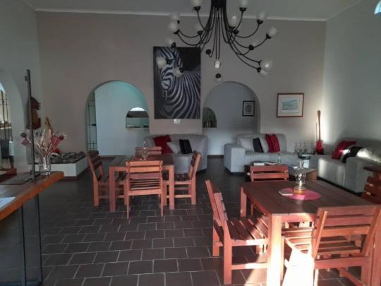 Bush Pillow Guest House Otjiwarongo Bagian luar foto