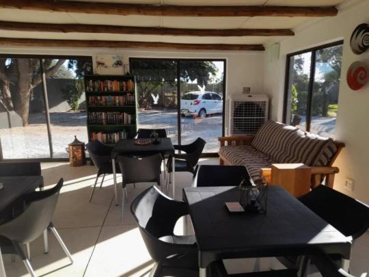 Bush Pillow Guest House Otjiwarongo Bagian luar foto