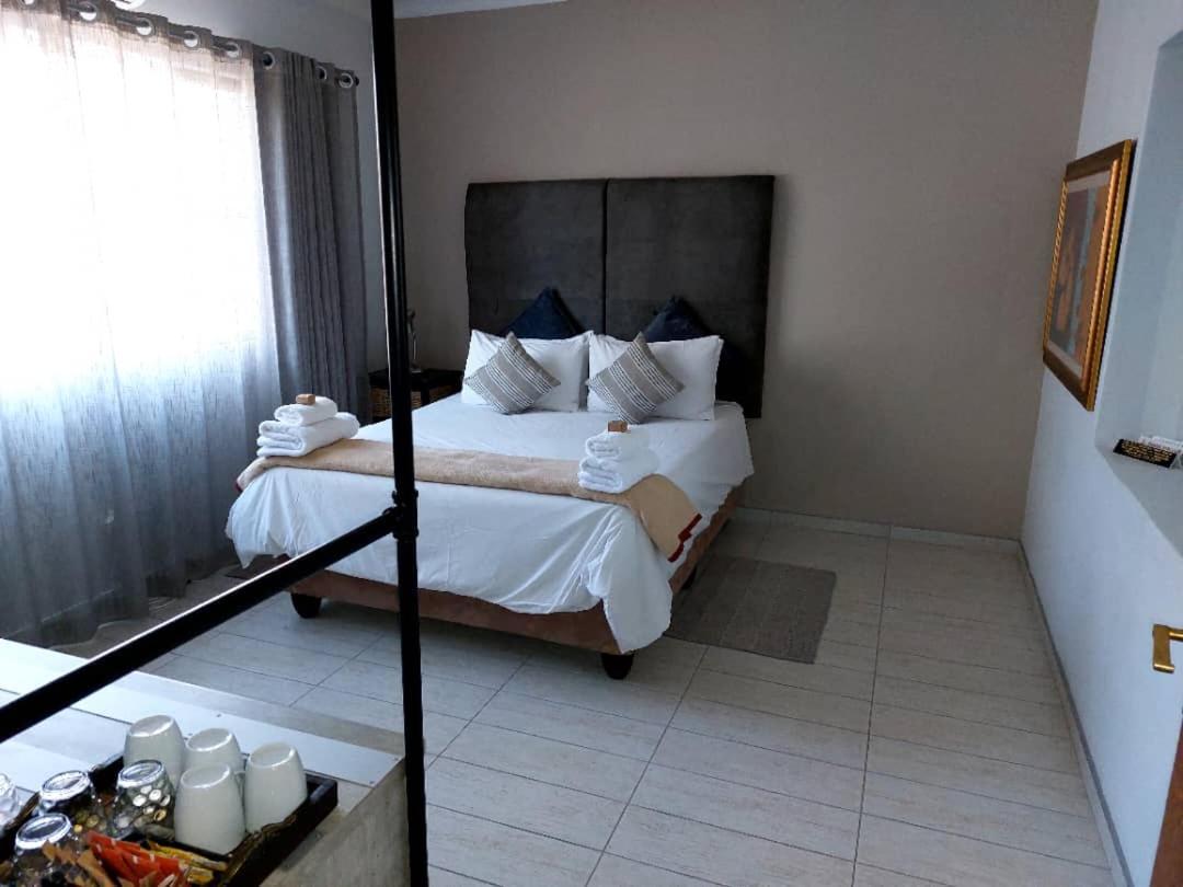 Bush Pillow Guest House Otjiwarongo Bagian luar foto